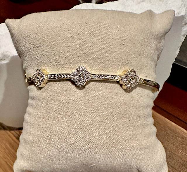 Gold bracelet with diamond quatrafoil accents